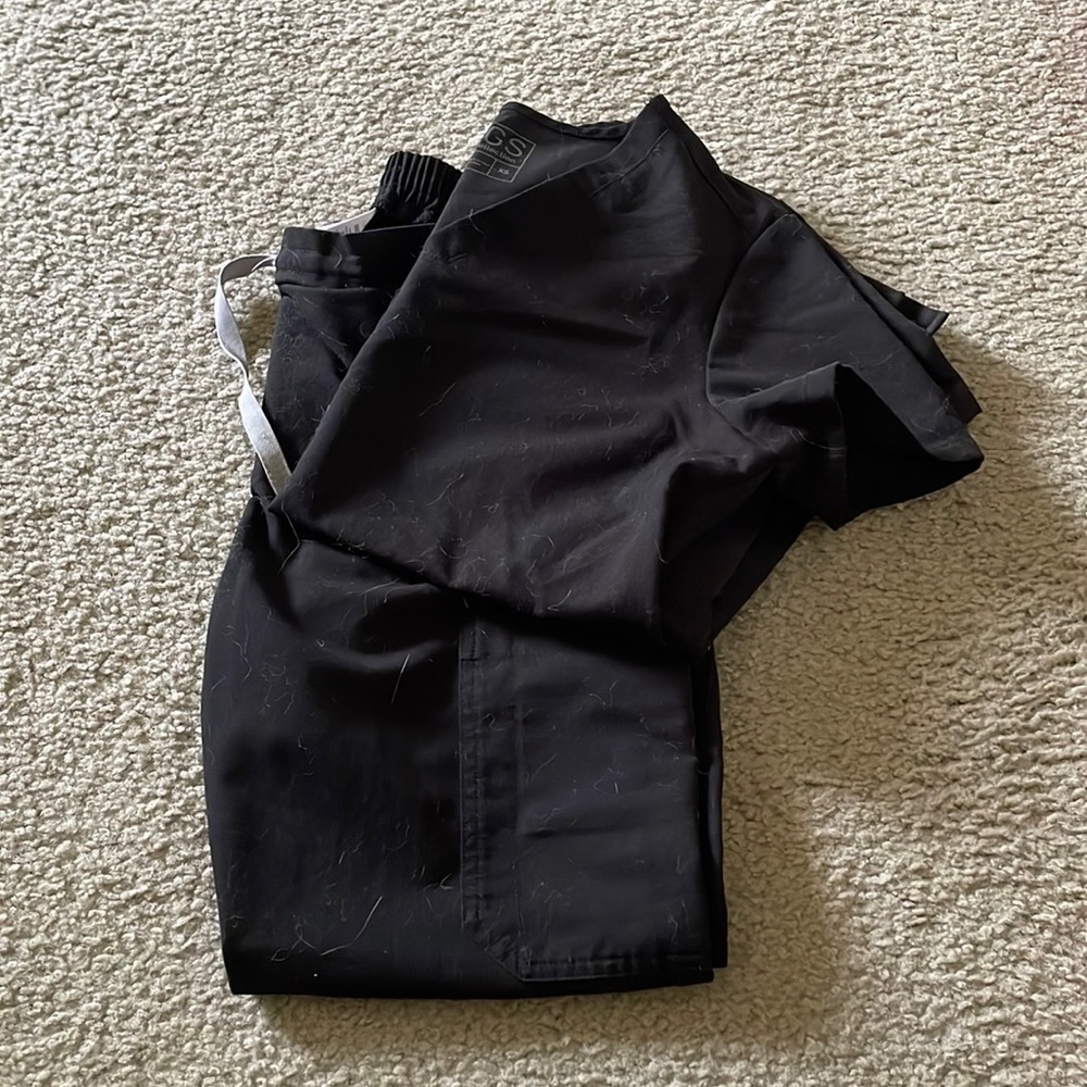 Official Figs scrub set in black!